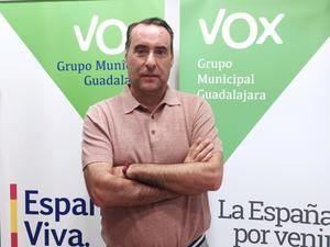 VOX a Rojo y Ciudadanos : Queremos saber por qué en otros municipios de España donde están contratando las actuaciones de Camela cuestan una media de 30.000 euros y en Guadalajara serán 53.000 euros, sin incluir el IVA