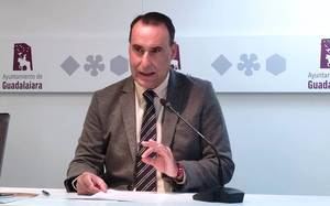 VOX pregunta a Rojo por la cobertura de las jubilaciones de los funcionarios del ayuntamiento de Guadalajara, las atribuciones de funciones superiores y las horas extraordinarias