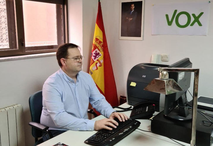 VOX Guadalajara pide a García Page que se deje de fotos y empiece a vacunar