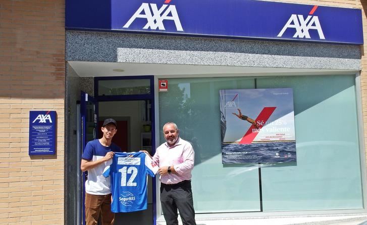 Yan Carlos firma por el Hogar Alcarreño