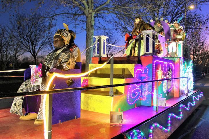 Una multitud inunda las calles de Valdeluz para saludar la llegada en tren AVE de los Reyes Magos para participar en la Cabalgata