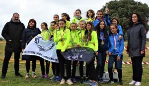 Más de 600 atletas vencen al frío y viento en el Campeonato Regional de campo a través en Edad Escolar de Valdeluz