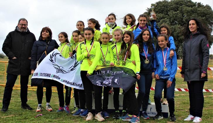 Más de 600 atletas vencen al frío y viento en el Campeonato Regional de campo a través en Edad Escolar de Valdeluz