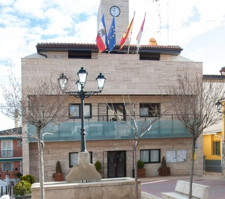 El PP de Yebes y Valdeluz quiere poner fin a la imagen vergonzosa que el alcalde viajero está dando del municipio