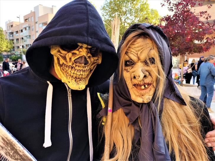 Una comitiva de terroríficos personajes se pasea por Valdeluz, cuyo Pasaje del Terror estremece a niños y adultos