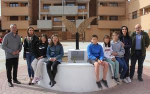 Un monolito en Valdeluz cobija las cápsulas del tiempo con los dibujos que pintaron los niños durante el confinamiento