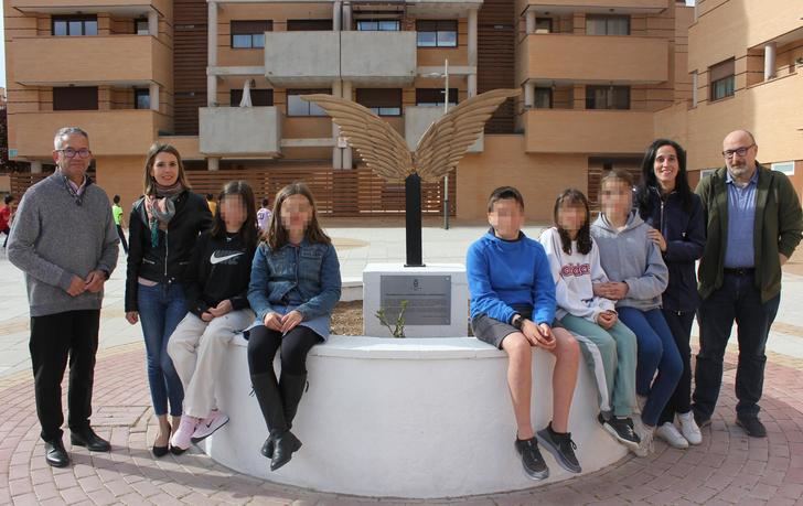 Un monolito en Valdeluz cobija las cápsulas del tiempo con los dibujos que pintaron los niños durante el confinamiento
