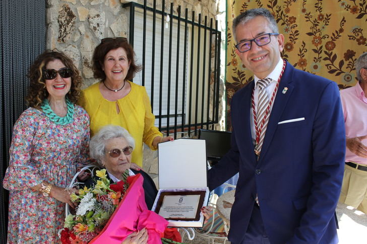 Yebes homenajea a su primera centenaria, a la que el pueblo acogió hace más de 45 años