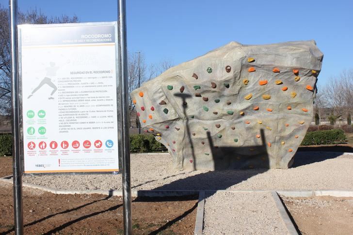 El parque de la Concordia de Valdeluz estrena un rocódromo ideal para la práctica del Boulder o escalada en bloque