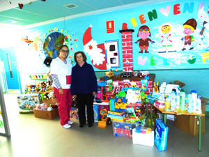 La Escuela Infantil Municipal de Yunquera entrega a C&#225;ritas juguetes y productos de higiene para ni&#241;os