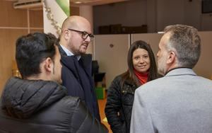 El alcalde de Yunquera de Henares y la consejera de Bienestar Social visitan a los residentes del CADIG La Chopera