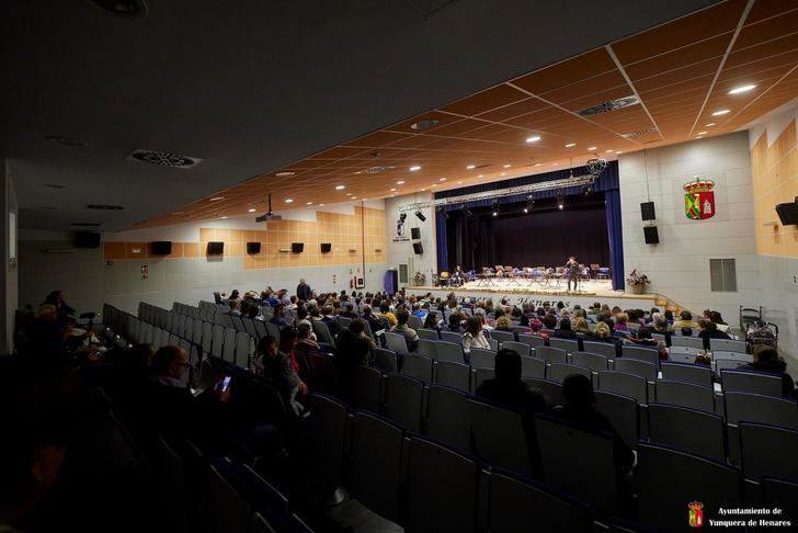 El Ayuntamiento de Yunquera de Henares y el I.E.S. Clara Campoamor firman un convenio de colaboración para fomentar y favorecer las prácticas del Grado Técnico en Video Disc-Jockey y Sonido