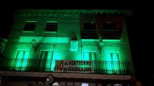 El Ayuntamiento de Yunquera de Henares ilumina de verde el Edificio Municipal de Usos M&#250;ltiples por el D&#237;a Mundial Contra la ELA 