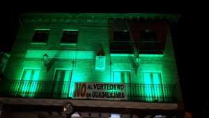 El Ayuntamiento de Yunquera de Henares ilumina de verde el Edificio Municipal de Usos Múltiples por el Día Mundial Contra la ELA