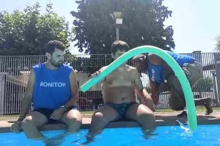 El Programa Inclúyete de Yunquera de Henares se disfruta en la piscina durante el verano