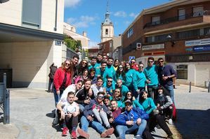 Los Quintos y Quintas del "00" de Yunquera de Henares celebran la tradicional Puesta del Mayo