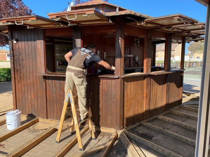 Nuevos trabajos de renovación en el quiosco de la plaza Miguel de Cervantes de Yunquera de Henares