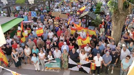 Alovera congrega a más de mil vecinos en la Plaza Mayor bajo el lema: Alovera con Ceuta.