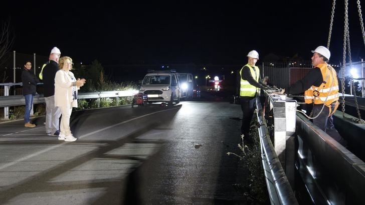 Alovera completa la instalación del módulo central sobre la vía para la pasarela peatonal.