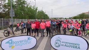 Cientos de aloveranos con sus bicicletas dan inicio al mes del deporte en Alovera.
