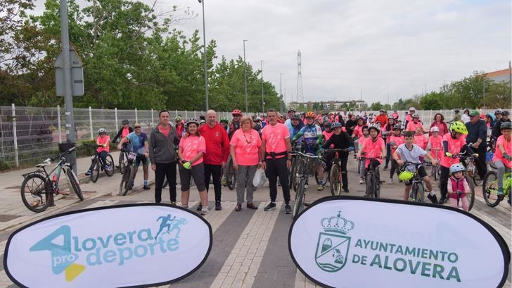 Cientos de aloveranos con sus bicicletas dan inicio al mes del deporte en Alovera.