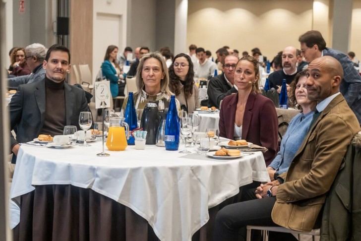 Guarinos resalta la colaboración entre deporte y negocios en desayuno con Gemma Mengual