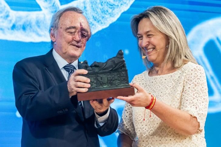 Ana Guarinos otorga el Premio Valores Humanos a Mariano Barbacid en la inauguración del curso cultural 2025/2026