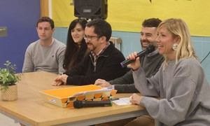 Ángel Medina entrega diplomas a tutores del programa TEI en Cabanillas del Campo