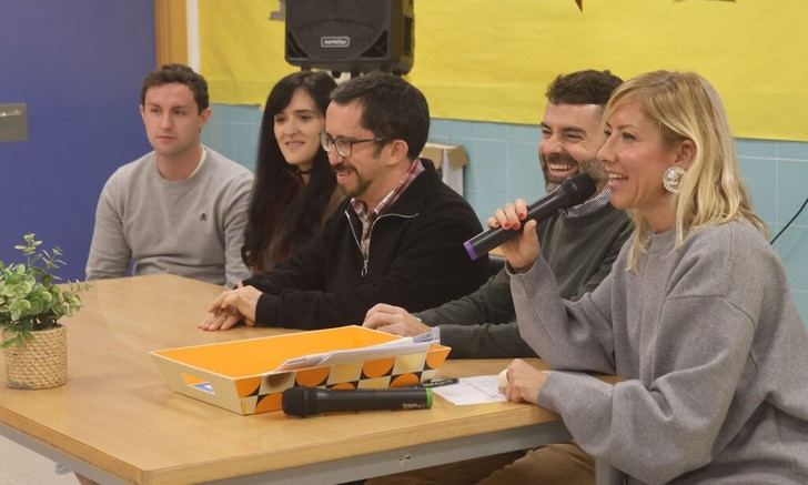 Ángel Medina entrega diplomas a tutores del programa TEI en Cabanillas del Campo