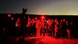 Una treintena de socios de AstroGuada han seguido el eclipse lunar de esta madrugada desde Valdenazar