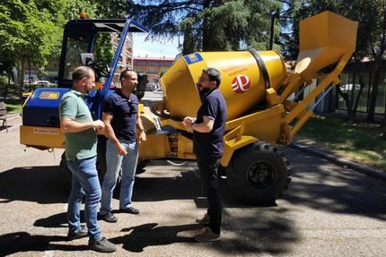 El Ayuntamiento de Azuqueca incorpora un furgón y una autohormigonera al departamento municipal de Vías y Obras