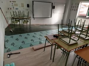 Comienzan los trabajos de instalación de tarima flotante y estores en las aulas de la Escuela Municipal de Idiomas de Azuqueca