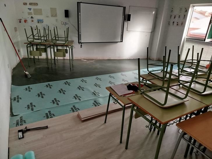 Comienzan los trabajos de instalación de tarima flotante y estores en las aulas de la Escuela Municipal de Idiomas de Azuqueca