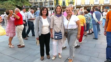 Más de 400 personas llenan de música y baile la Plaza Mayor en la primera verbena de mayores de las Ferias de Guadalajara