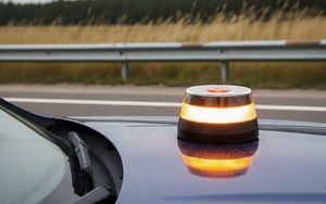 La DGT retira la homologación de cuatro balizas V16 por motivos administrativos