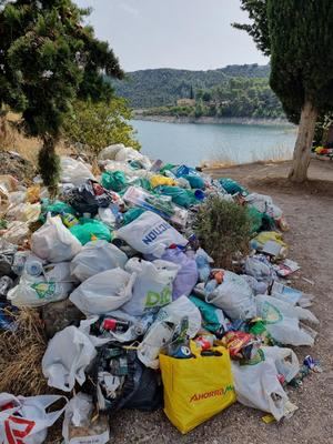 El PP de Sacedón denuncia la acumulación de basura junto a las vías de Entrepeñas y exige al alcalde que deje de mirar hacia otro lado