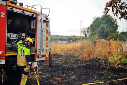 Bomberos del Ayuntamiento de Guadalajara y Protección Civil, movilizados en las labores de extinción del incendio de La Mierla