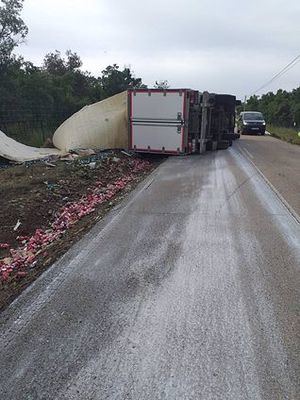 Herido un conductor tras volcar su camión en Brihuega en la carretera CM-2008, que ha quedado cortada