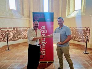 Firmado el contrato para culminar la construcción del nuevo pabellón polivalente en Brihuega