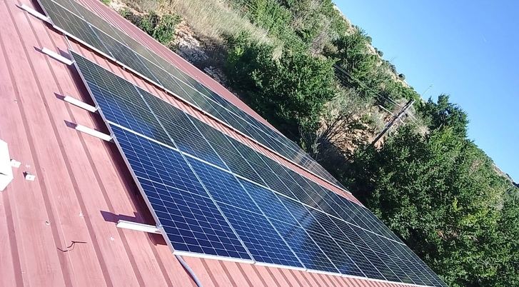 Brihuega coloca una instalación fotovoltaica en su polideportivo que le permitirá ahorrar más de 8.000 euros anuales