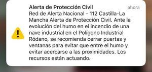 Cabanillas del Campo insta a sus vecinos a no salir a la calle por la nube tóxica generada por el incendio de Azuqueca