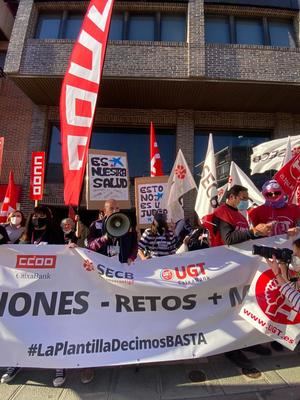Trabajadores de CaixaBank de Castilla-La Mancha protestan en Toledo por la presión laboral
