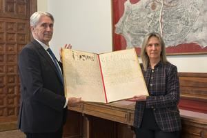 La alcaldesa de Guadalajara recibe una copia de la carta bulada que autorizó la fundación de la Universidad de Alcalá