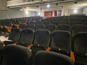 El salón de actos de la Casa de la Cultura de Azuqueca estrena tapizado en las butacas y nuevos sistemas de sonido e iluminación