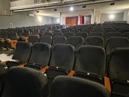 El salón de actos de la Casa de la Cultura de Azuqueca estrena tapizado en las butacas y nuevos sistemas de sonido e iluminación