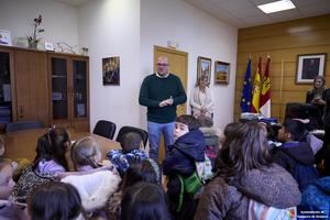 Alumnos de cinco años del CEIP Virgen de la Granja conocen su ayuntamiento