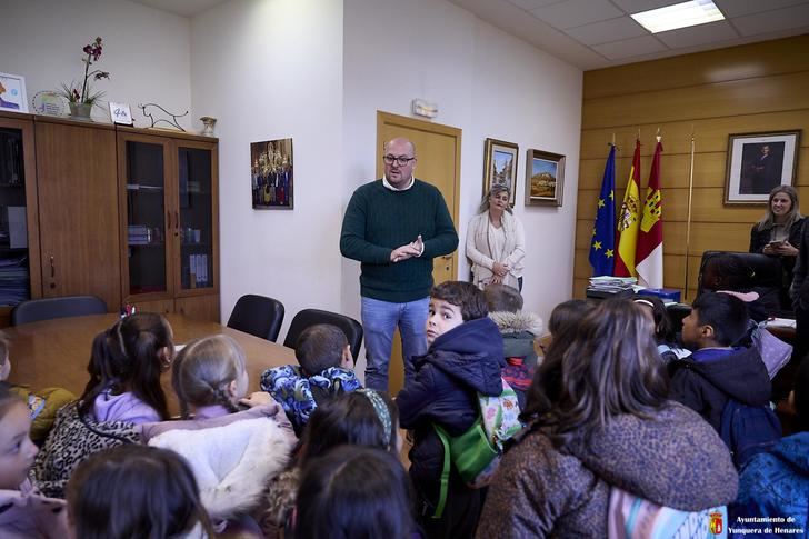 Alumnos de cinco años del CEIP Virgen de la Granja conocen su ayuntamiento