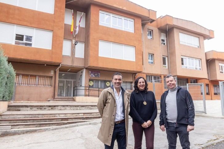 Renovación de pintura en el CEIP Balcón del Tajo y su polideportivo