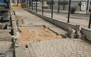 Inician obras de mejora en aceras y alcorques de Valdeluz