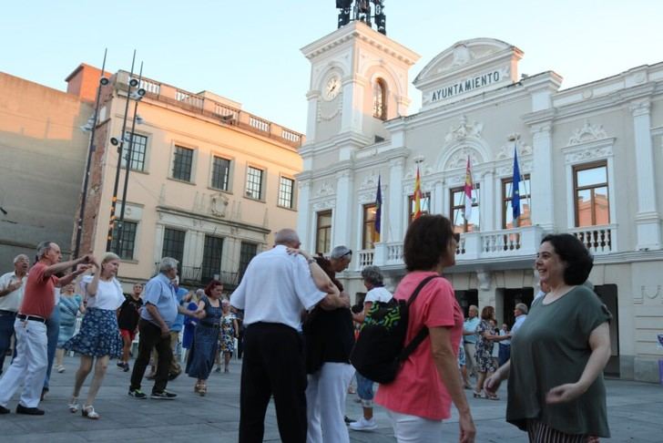 Inauguran verbenas para mayores en la Plaza Mayor con gran ambiente festivo